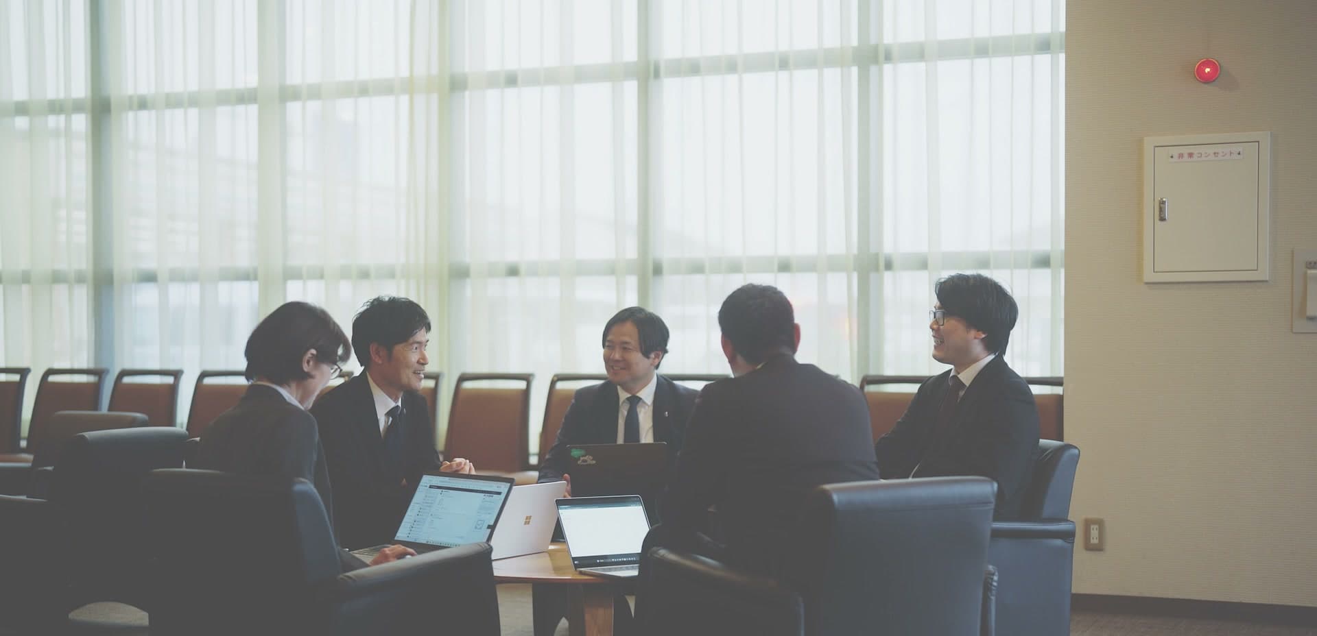 打ち合わせで談笑するメンバー